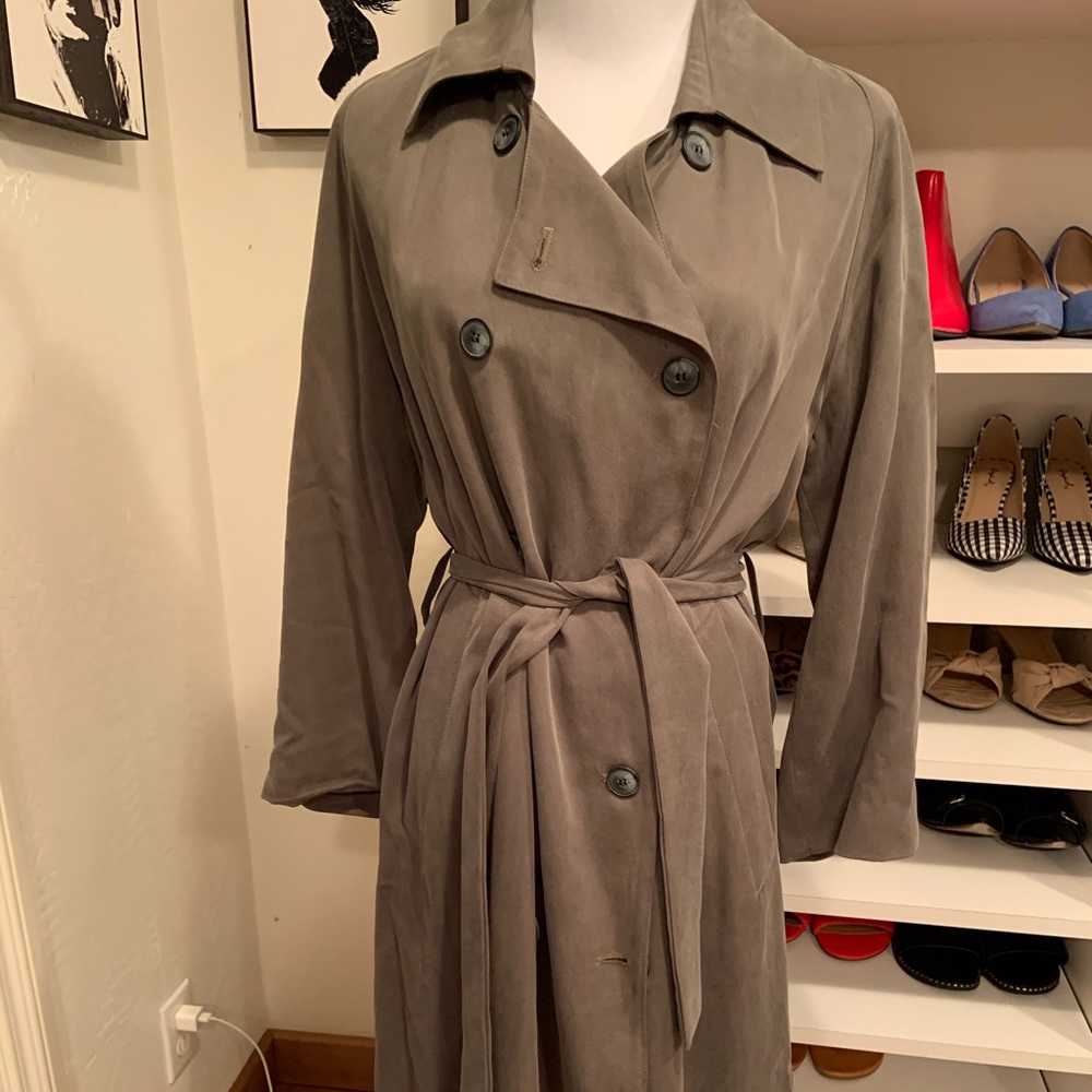Beautiful lined Reformation brand trench